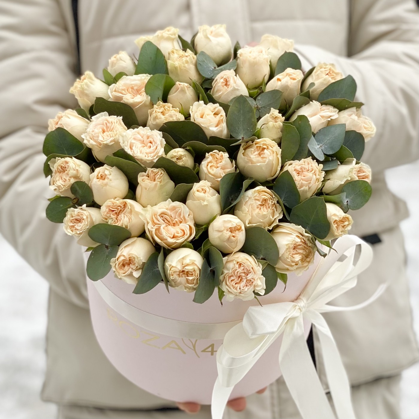 Саммер-роз персикового цвета с эвкалиптом в коробке